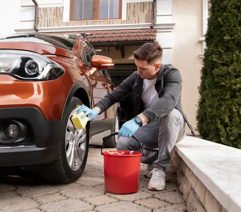 Lavage auto à domicile Marlioz : professionnel intervenant sur un véhicule